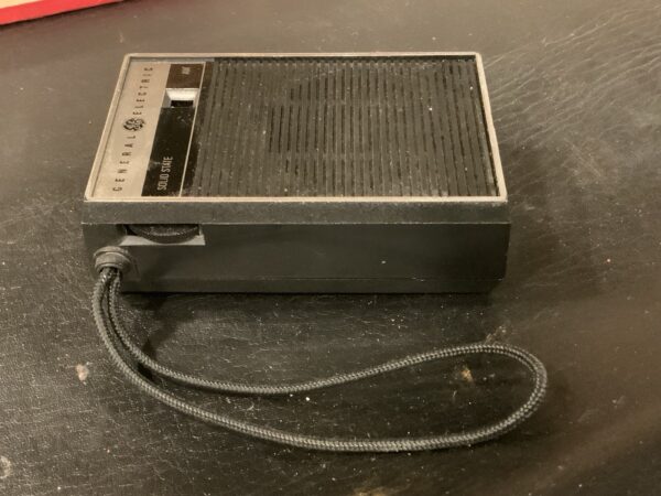 Vintage GE General Electric Solid State AM Radio - Model P-2790 Works - Image 4