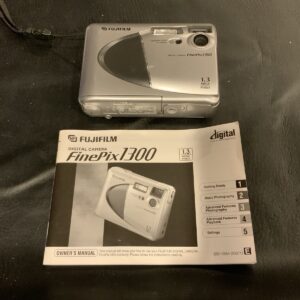 FujiFilm FinePix 1300 1.3MP Digital Camera + Case + 8MB Card Parts & Repair Only