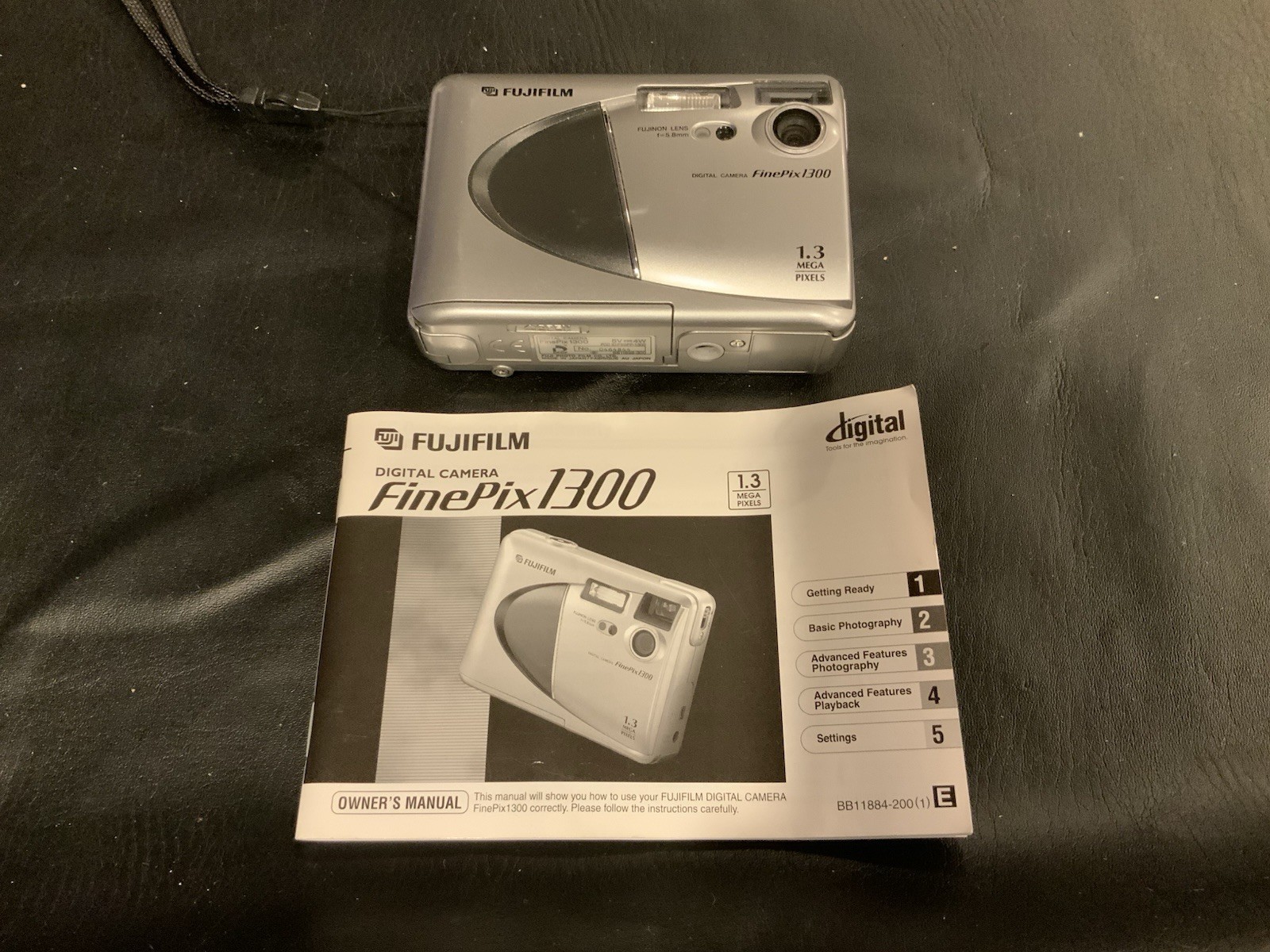 FujiFilm FinePix 1300 1.3MP Digital Camera + Case + 8MB Card Parts & Repair Only